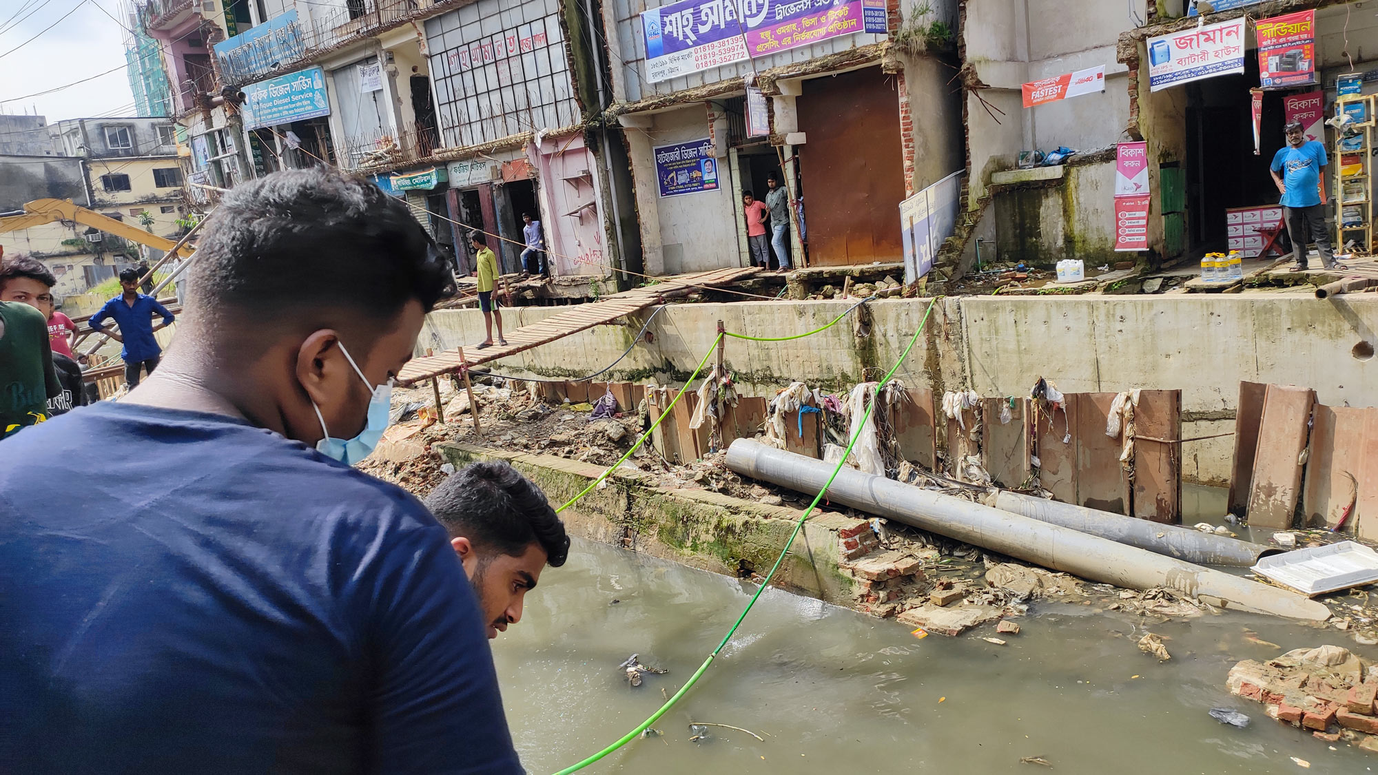 বাবার খোঁজে নির্বাক তাকিয়ে ছেলে