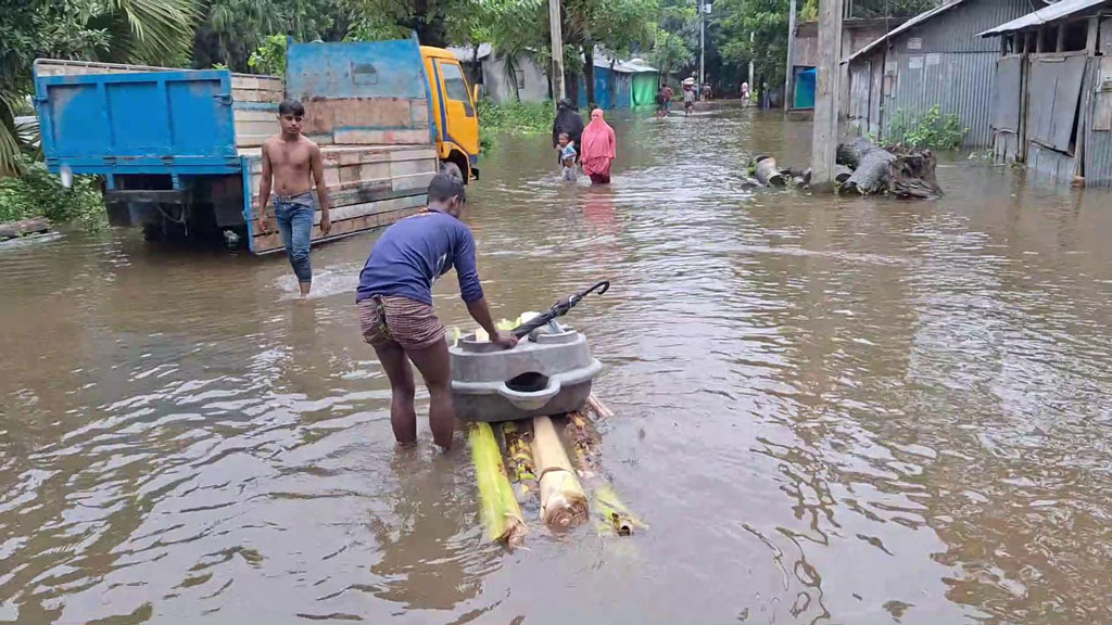 লক্ষ্মীপুরে বন্যা পরিস্থিতির অবনতি, ত্রাণ ও সুপেয় পানির জন্য হাহাকার