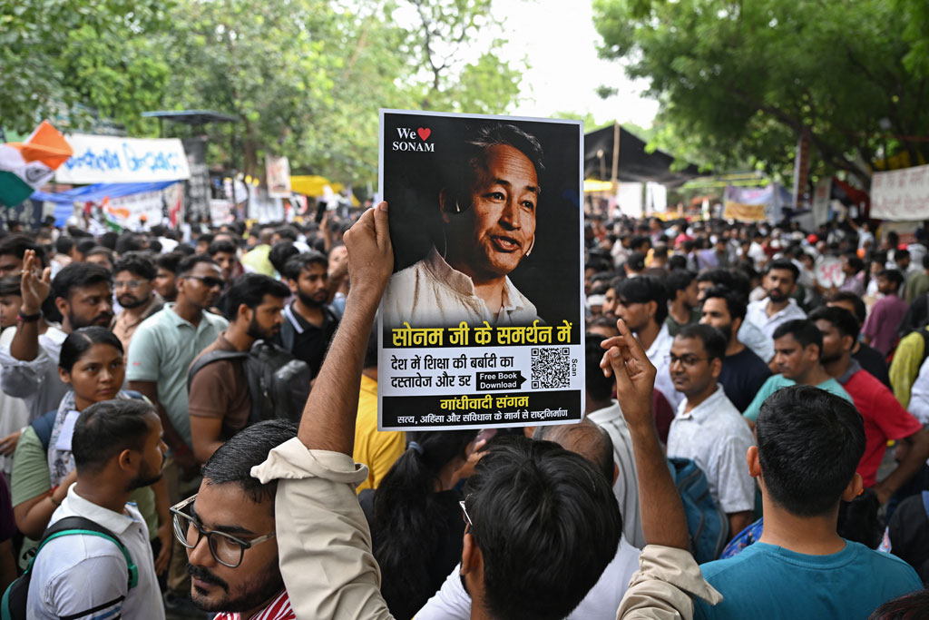 ‘ককরোচদের’ সংসদ চলো কর্মসূচিতে উত্তপ্ত দিল্লি, অনশন ভাঙতে ওয়াংচুকের ৩ শর্ত