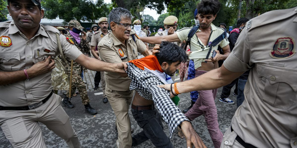 প্রশ্নপত্র ফাঁসের দ্রুত বিচারের ঘোষণা মোদির, দাবিতে অনড় আন্দোলনকারীরা