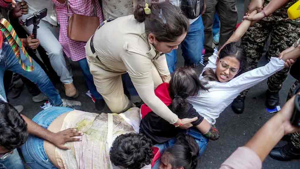 যন্তর মন্তরে যৌন হয়রানির শিকার ৩ নারী সাংবাদিক, পুলিশের বিরুদ্ধে অভিযোগ