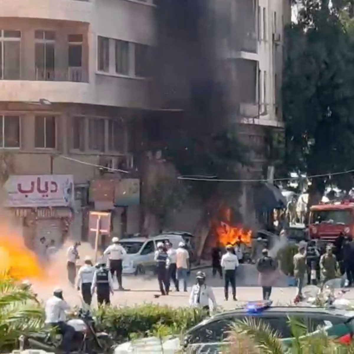 দামেস্ক সফররত ফরাসি প্রেসিডেন্টের হোটেলের কাছে ভয়াবহ বিস্ফোরণ, বেশ কয়েকজন হতাহতের শঙ্কা