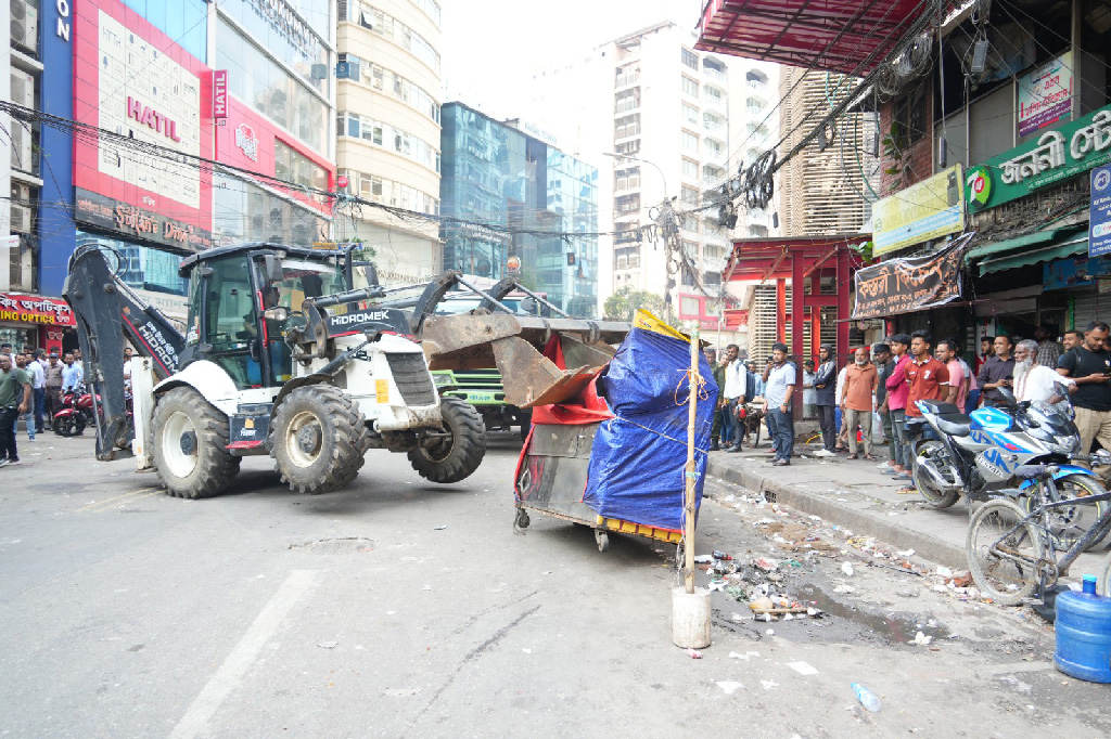 রাজধানীর সড়কে দ্বিতীয় দিনের উচ্ছেদ অভিযান, জরিমানা-কারাদণ্ড