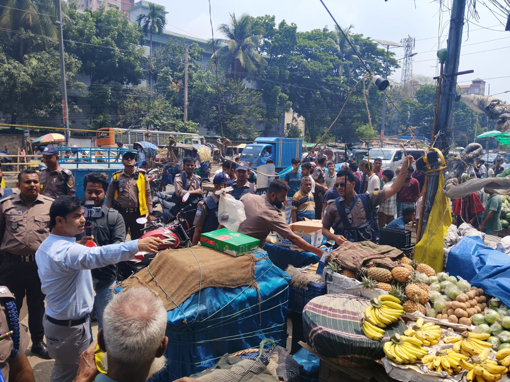 নয়াপল্টনে আড়াই ঘণ্টার উচ্ছেদ অভিযানে ১৩টি মামলা, ৩৫৩০০ টাকা জরিমানা