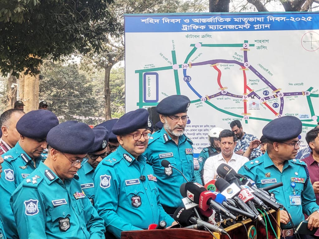 শহীদ মিনারে সংবাদ সম্মেলনে ডিএমপি কমিশনার শেখ সাজ্জাত আলী। ছবি: আজকের পত্রিকা