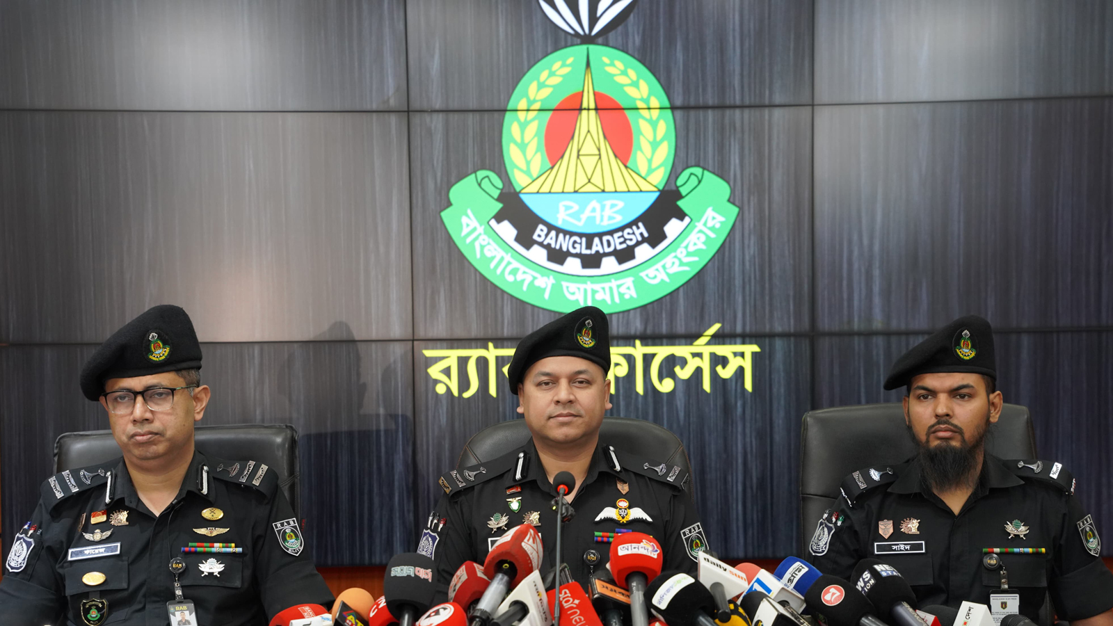 র‍্যাব-পুলিশ পরিচয়ে ডাকাতির প্রস্তুতি, রাজধানীতে অস্ত্র-সরঞ্জামসহ আটক ২