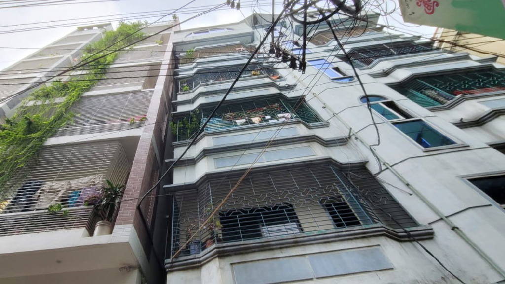 ডেমরায় হেলে পড়েছে ৬তলা আবাসিক ভবন, সিলগালা