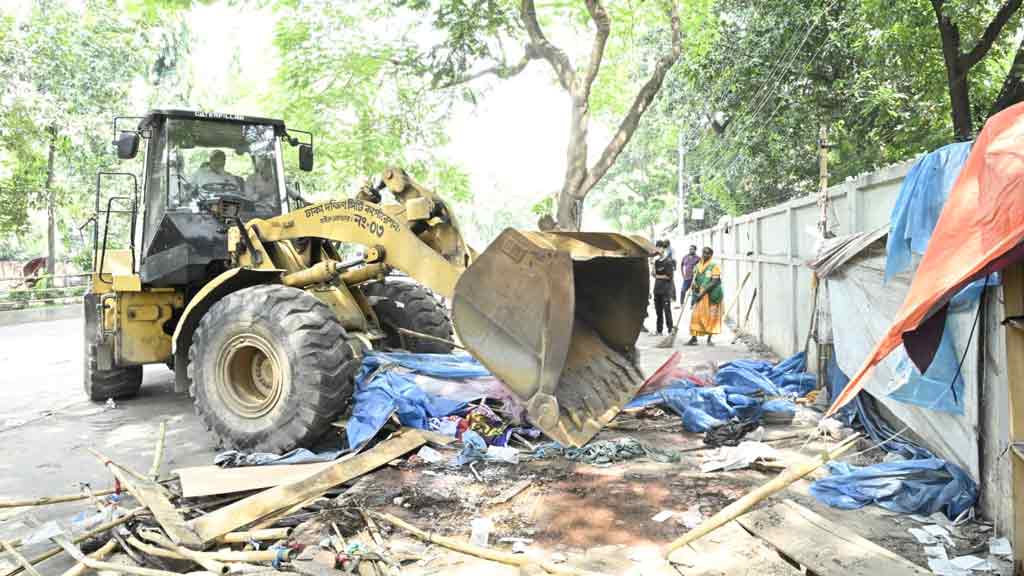 মতিঝিল আইডিয়াল স্কুলের সামনের ফুটপাতে অবৈধ স্থাপনা উচ্ছেদ