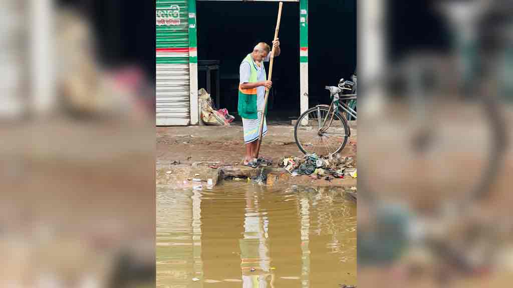 ভোর থেকে রাজধানীতে ভারী বৃষ্টি, জলাবদ্ধতা নিরসনে ডিএসসিসির রেসপন্স টিম