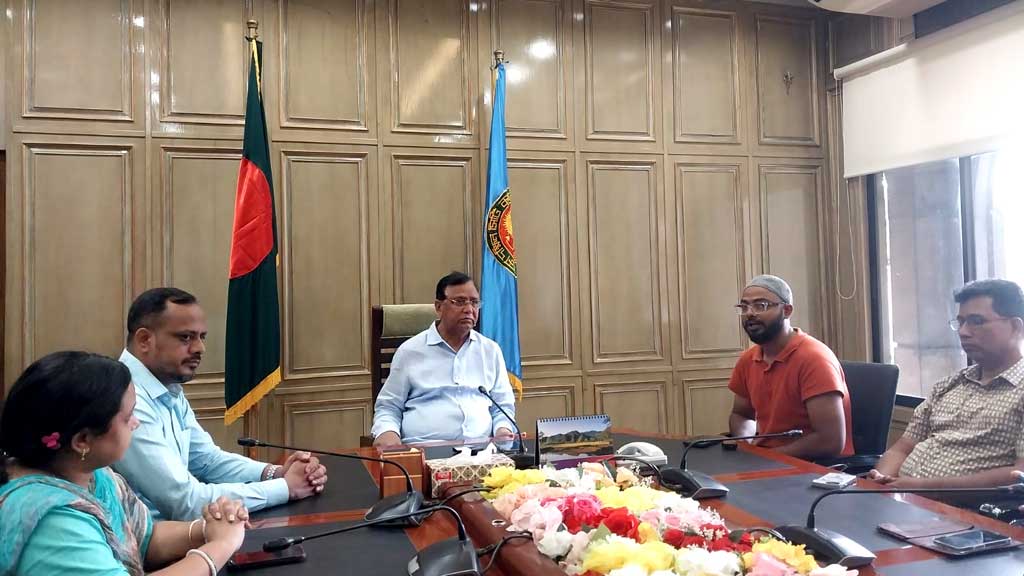 ঢাকায় পরিচয়পত্র ছাড়া কেউ হকারি করতে পারবে না: ডিএসসিসি প্রশাসক