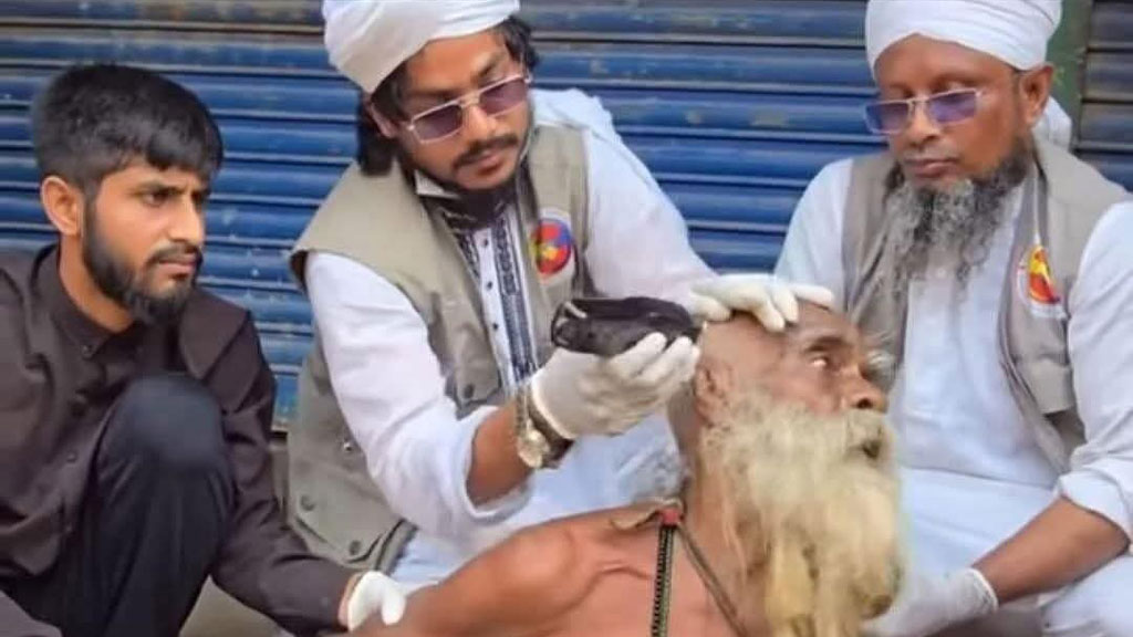 বহিরাগত লোকেরা বৃদ্ধের চুল কেটে দিয়ে চলে যায়