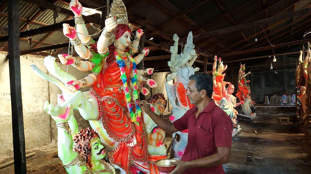 প্রতিমায় রঙের শেষ প্রলেপ