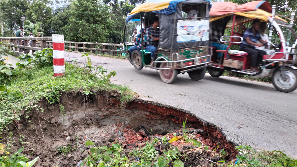 সড়কের অর্ধেকে ধস দুর্ঘটনার আশঙ্কা