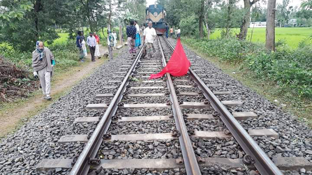 স্থানীয়দের সতর্কসংকেতে দুর্ঘটনা থেকে রক্ষা পেল উত্তরা এক্সপ্রেস