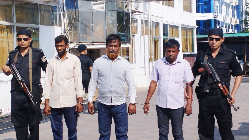 রোহিঙ্গা ক্যাম্পে অস্ত্র সরবরাহের অভিযোগে আটক ৩ 