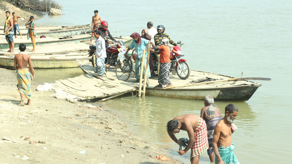 ৫ লাখ মানুষের ভরসা চার নৌকা