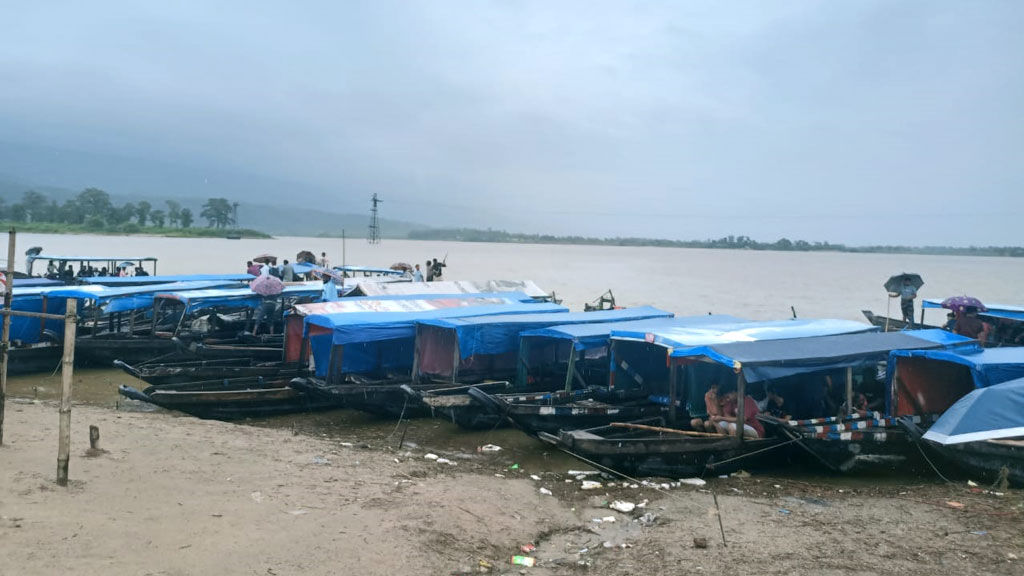 ২ দফা দাবিতে সিলেটের সাদা পাথরে মাঝিদের ধর্মঘট