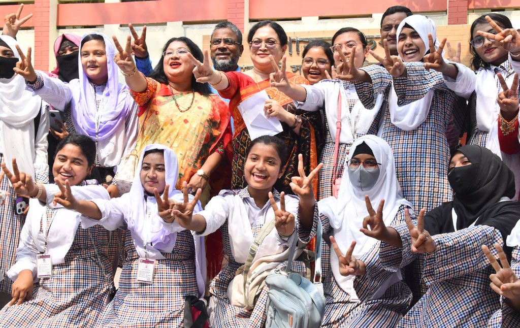 উচ্চ মাধ্যমিক সার্টিফিকেট (এইচএসসি) ও সমমানের পরীক্ষায় ফলাফলের পর উল্লাসে মেতে ওঠে শিক্ষক ও শিক্ষার্থীরা। রাজশাহী সরকারি মহিলা কলেজ, ১৫ অক্টোবর ২০২৪। ছবি: মিলন শেখ