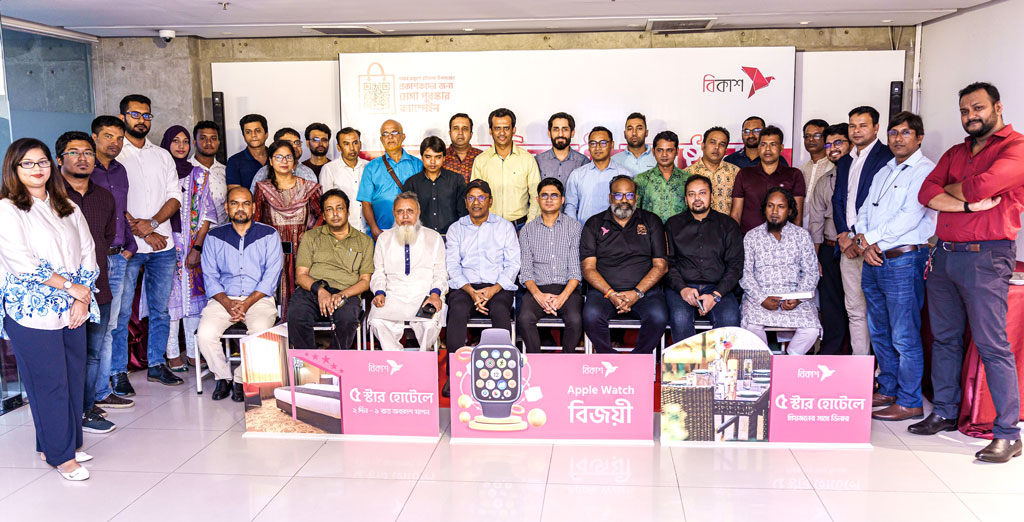 একুশে বইমেলার ২৪ প্রকাশনা প্রতিষ্ঠানকে পুরস্কৃত করল বিকাশ