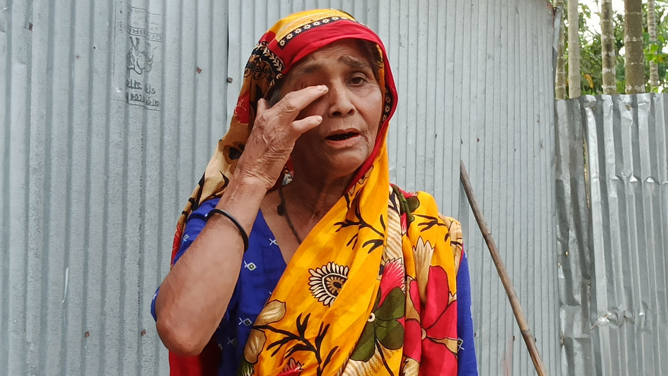 লালমনিরহাটে পুলিশ সদস্যের বিরুদ্ধে মামলা করায় ঘরছাড়া এক বৃদ্ধা