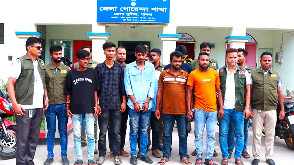 ঈশ্বরদীতে অস্ত্র-গুলিসহ আটক ৭