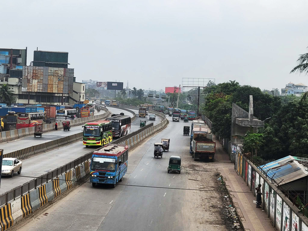 ঈদযাত্রা: গাড়ির বাড়তি চাপ থাকলেও ফাঁকা ঢাকা-চট্টগ্রাম মহাসড়ক