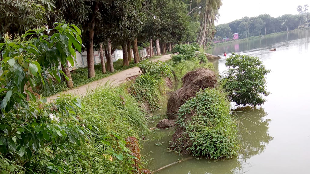 বাঘায় মাজার দিঘির পাড়ের রাস্তায় ধস, চলাচলে ঝুঁকি