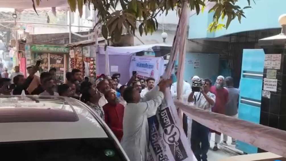 নিজের ব্যানার-ফেস্টুন সরাচ্ছেন নবনির্বাচিত এমপি জাহাঙ্গীর