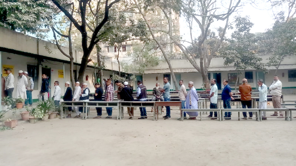 ঢাকা-৯-এ ‘ঠান্ডা মাথায়’ ভোট দিচ্ছেন মানুষ