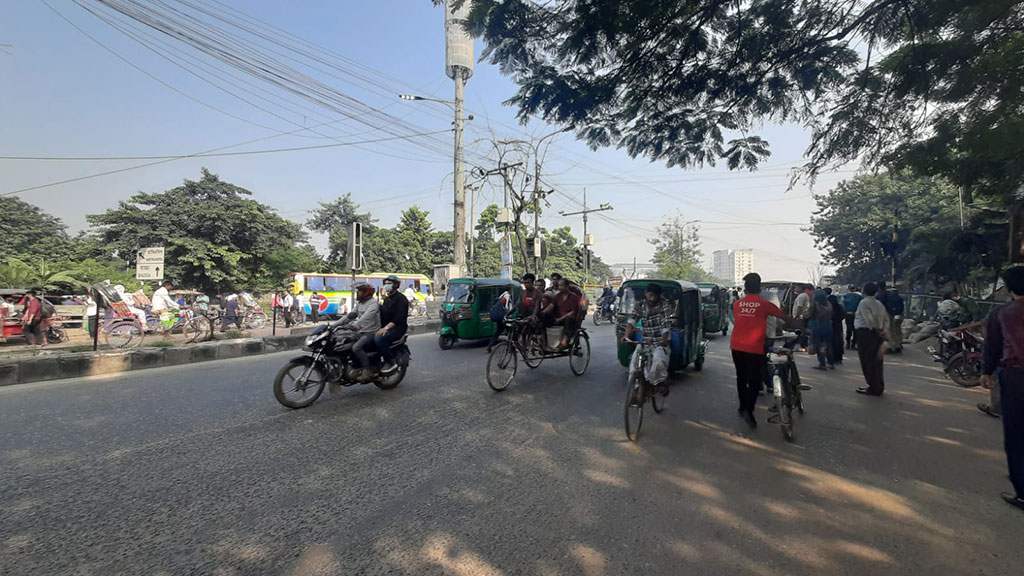 রাস্তায় গাড়ি কম থাকলেও ঢাকার বাতাস আজ ‘খুব অস্বাস্থ্যকর’