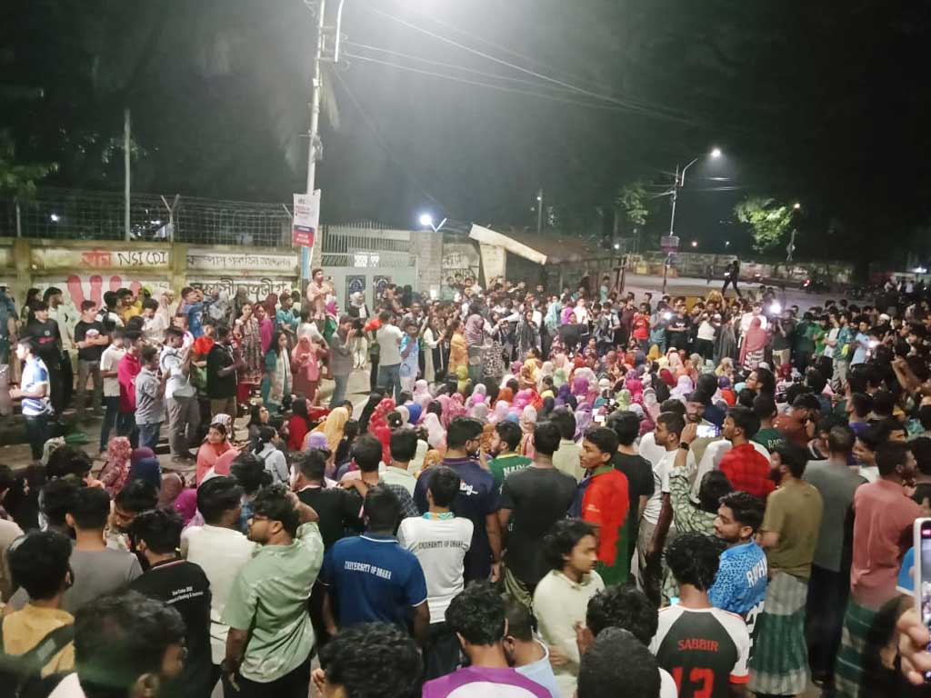 ক্যাম্পাসে ছাত্ররাজনীতি নিষিদ্ধসহ কয়েক দফা দাবিতে ঢাবিতে গভীর রাতে বিক্ষোভ। ছবি: আজকের পত্রিকা