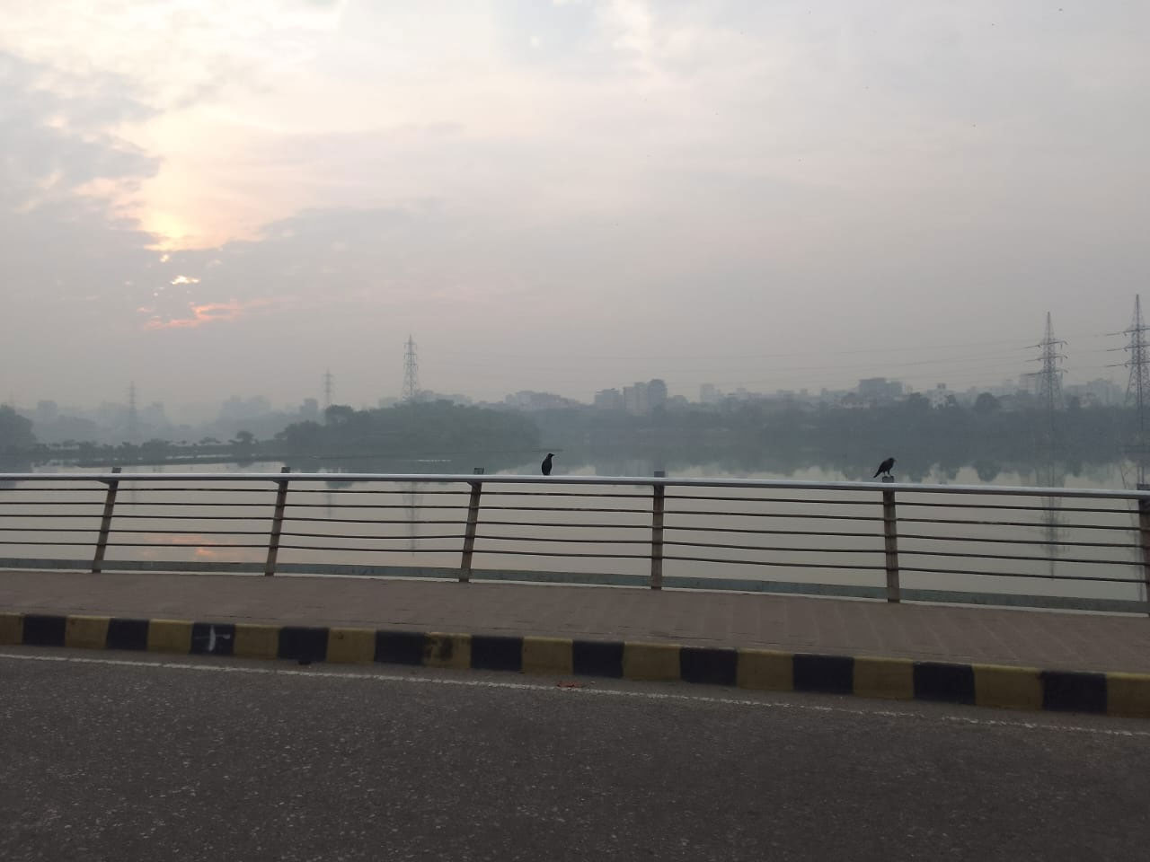 মেঘাচ্ছন্ন ঢাকার আকাশ, পড়েছে সামান্য কুয়াশা