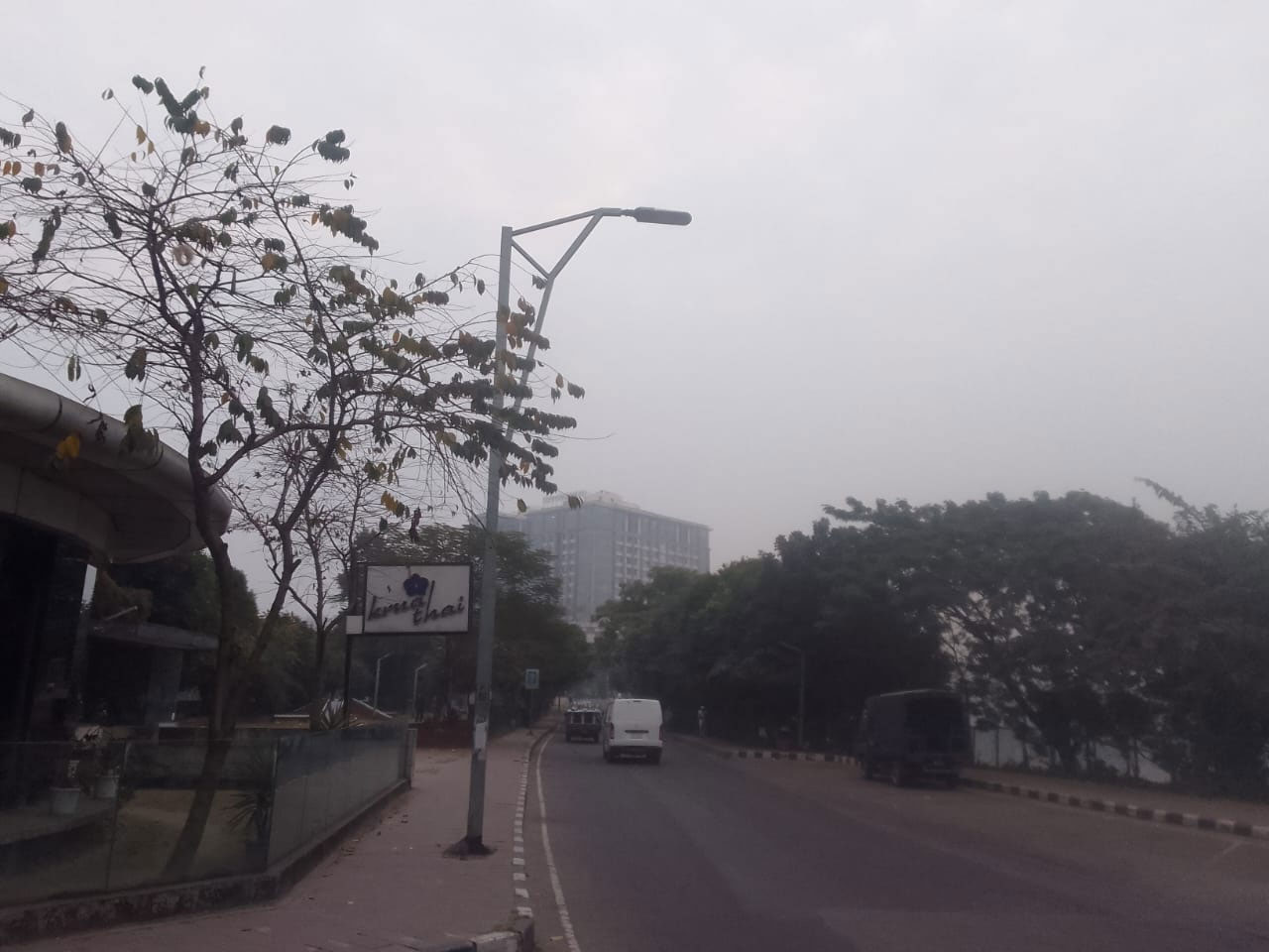 সকালে সূর্যের দেখা নেই, কুয়াশাচ্ছন্ন ঢাকার আকাশ