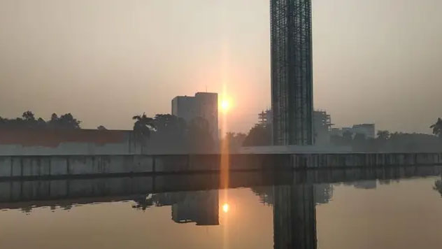 ঢাকায় রৌদ্রোজ্জ্বল সকালে পড়েছে হালকা শীত