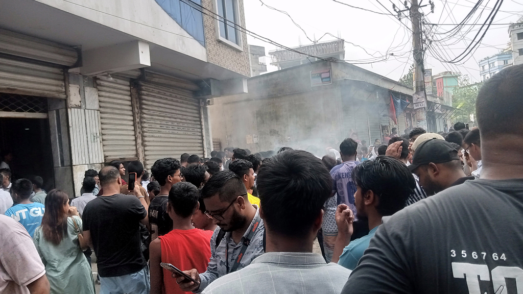 রাজধানীতে স্কুলছাত্রীর আত্মহত্যা, বিদ্যালয়ে হামলা-ভাঙচুর