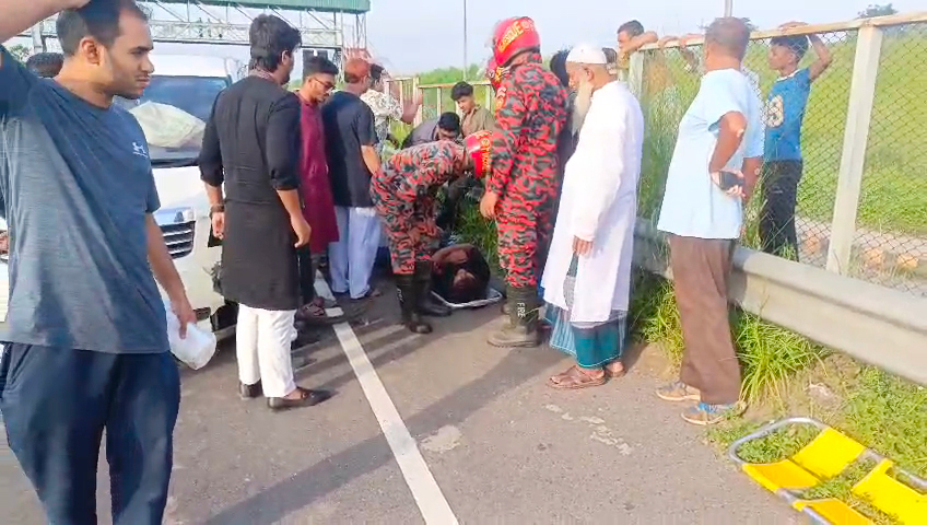 ঢাকা-মাওয়া এক্সপ্রেসওয়েতে প্রাইভেট কারে আগুন, সড়ক দুর্ঘটনায় আহত ২