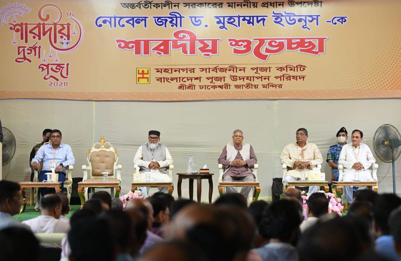 ঢাকেশ্বরী মন্দির পরিদর্শনে প্রধান উপদেষ্টা