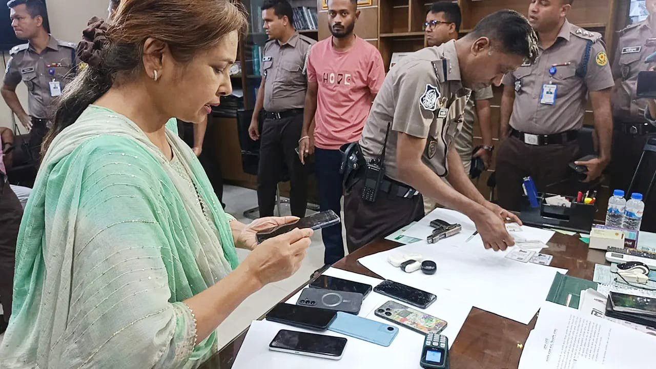 রাজধানীতে ছিনতাইকারী ধরতে গিয়ে হামলার শিকার পুলিশ, আটক ৩