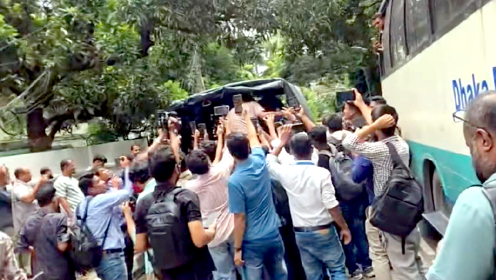 ধানমন্ডি ৩২-এ ফুল দিতে আসা দুজনকে মারধর, আটক ৩