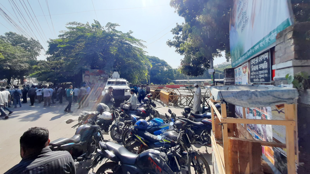 ধানমন্ডি ৩২ নম্বরে পুলিশের সতর্ক অবস্থান