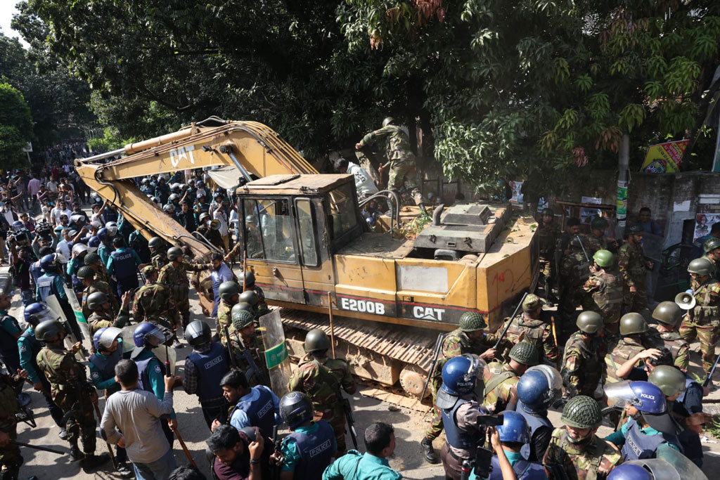 এক্সকাভেটর নিয়ে ৩২ নম্বরে প্রবেশের চেষ্টা, সেনাবাহিনী ও পুলিশের লাঠিপেটা-টিয়ার শেল