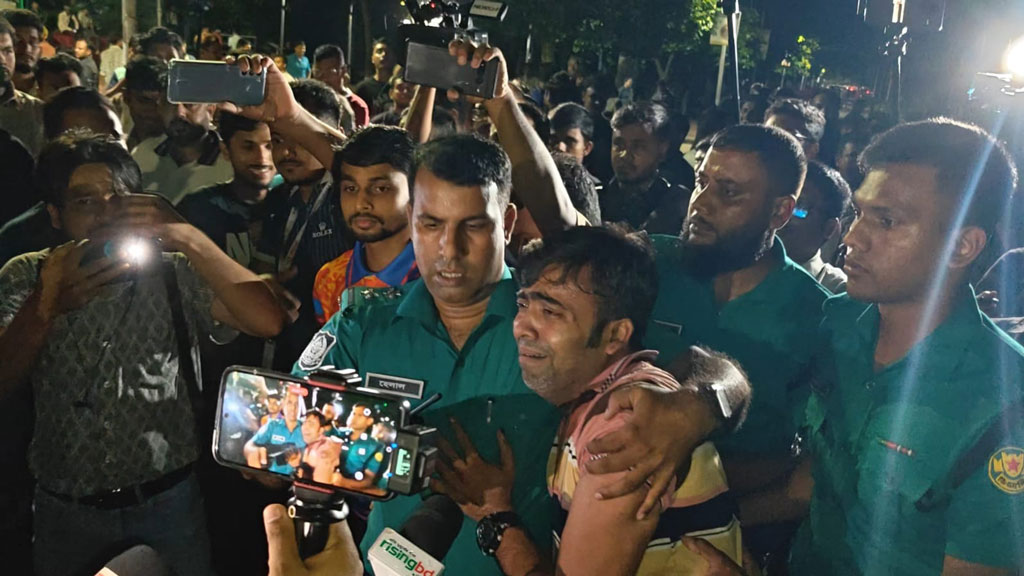ফেসবুকে লাইভের সময় ধানমন্ডি ৩২ থেকে আওয়ামী লীগের ২ জন আটক