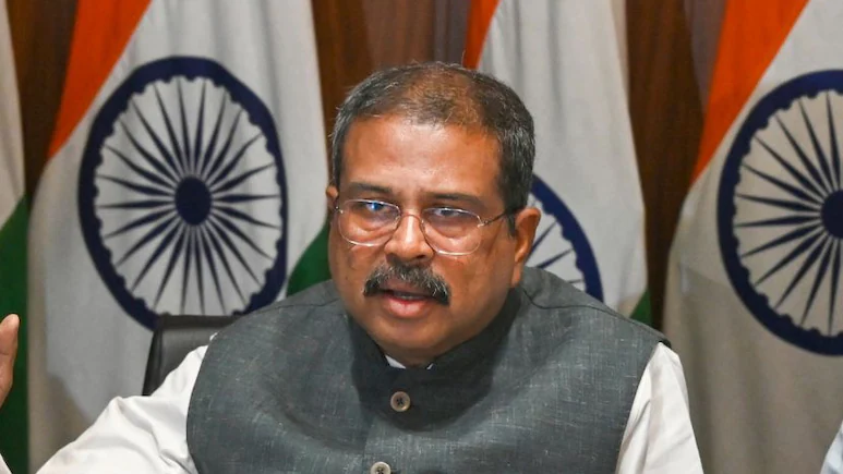 অবশেষে পদত্যাগ করলেন ভারতের শিক্ষামন্ত্রী