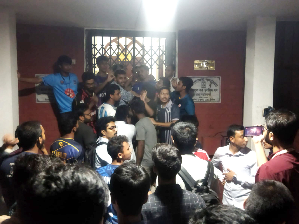 ঢাবির ফজলুল হক হলের প্রাধ্যক্ষ অবরুদ্ধ, পদত্যাগের দাবিতে বিক্ষোভ শিক্ষার্থীদের