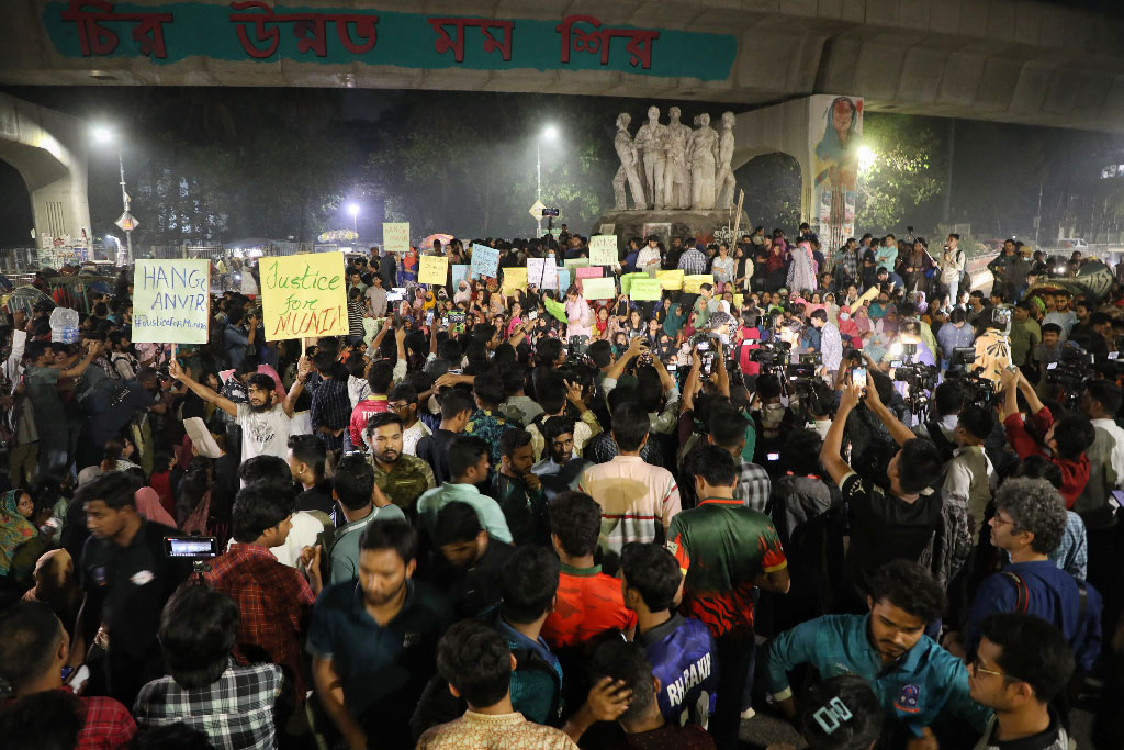 ধর্ষণ-নিপীড়নের প্রতিবাদে রাজধানীজুড়ে শিক্ষার্থীদের বিক্ষোভ