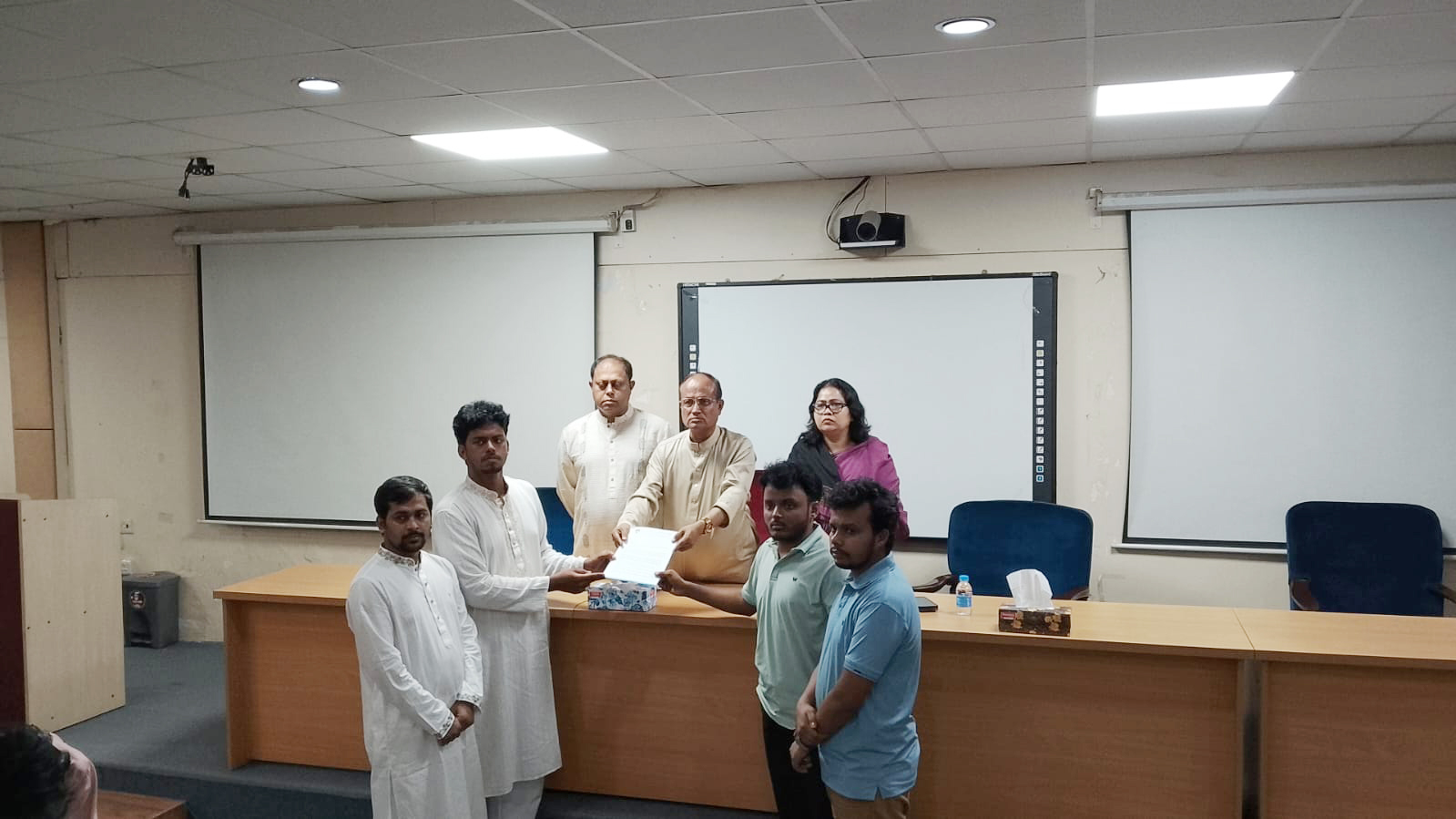 ঢাবি উপাচার্যের সঙ্গে সাংবাদিক সমিতির বৈঠক, হামলাকারীদের গ্রেপ্তারসহ তিন দফা দাবি