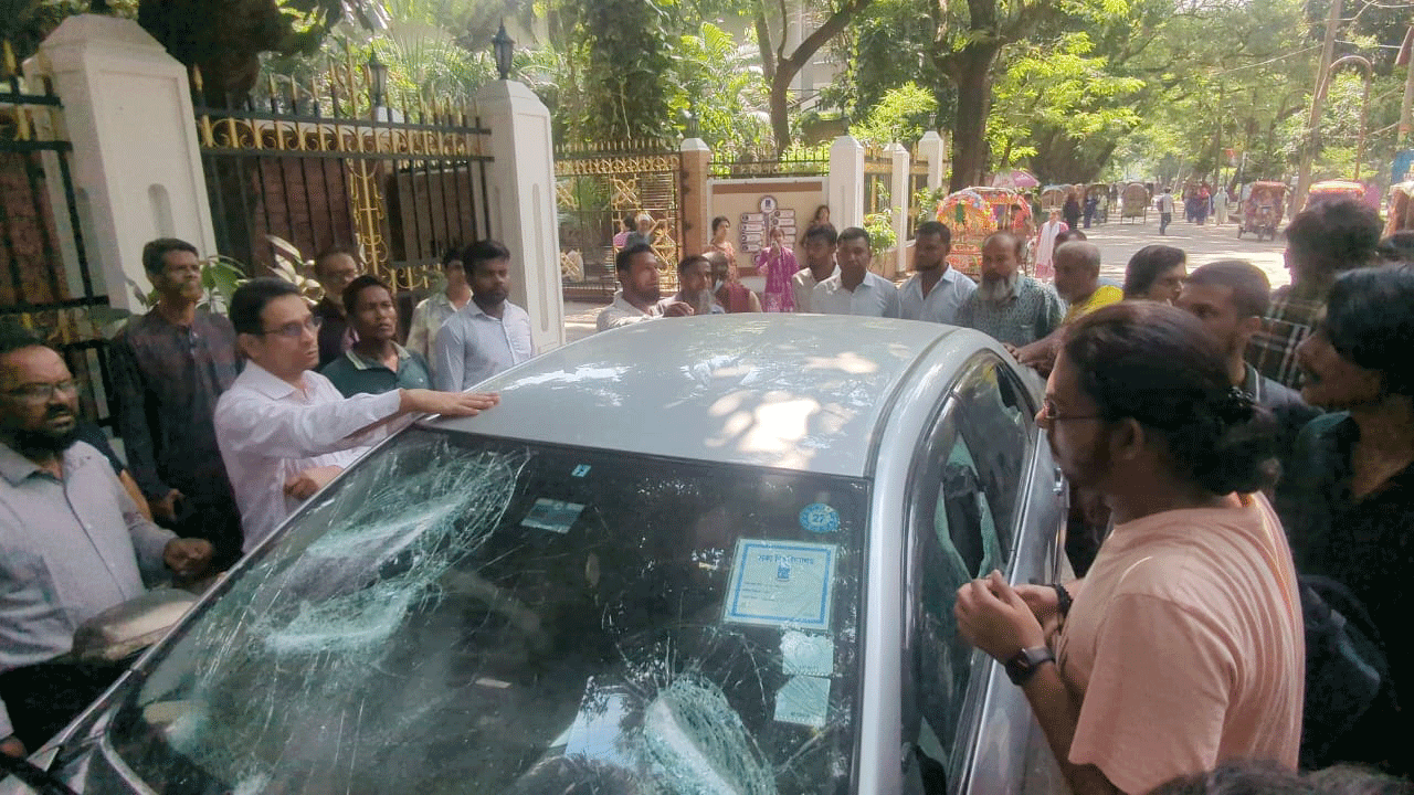 ঢাবির মল চত্বরের সামনে শিক্ষকের গাড়ির ধাক্কায় একাধিক শিক্ষার্থী আহত
