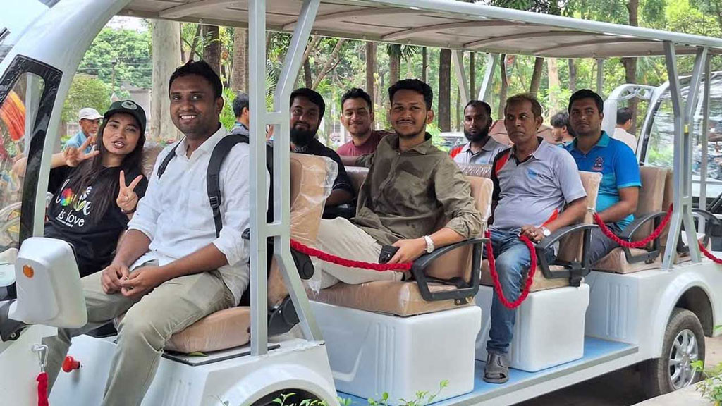 ঢাবিতে পরিবেশবান্ধব শাটল বাসে চাকরি করতে পারছেন শিক্ষার্থীরা