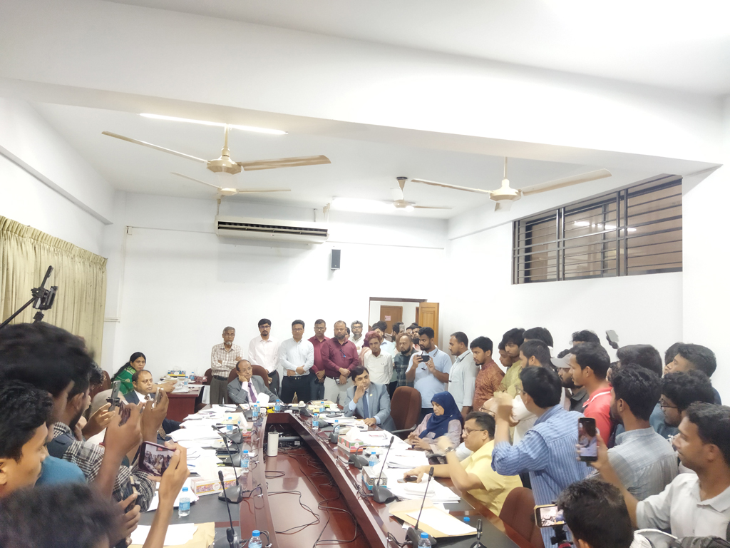সিন্ডিকেট সভায় ঢুকে গেলেন ডাকসু নেতারা, আধা ঘণ্টা চলল বাগ্‌বিতণ্ডা–উত্তেজনা
