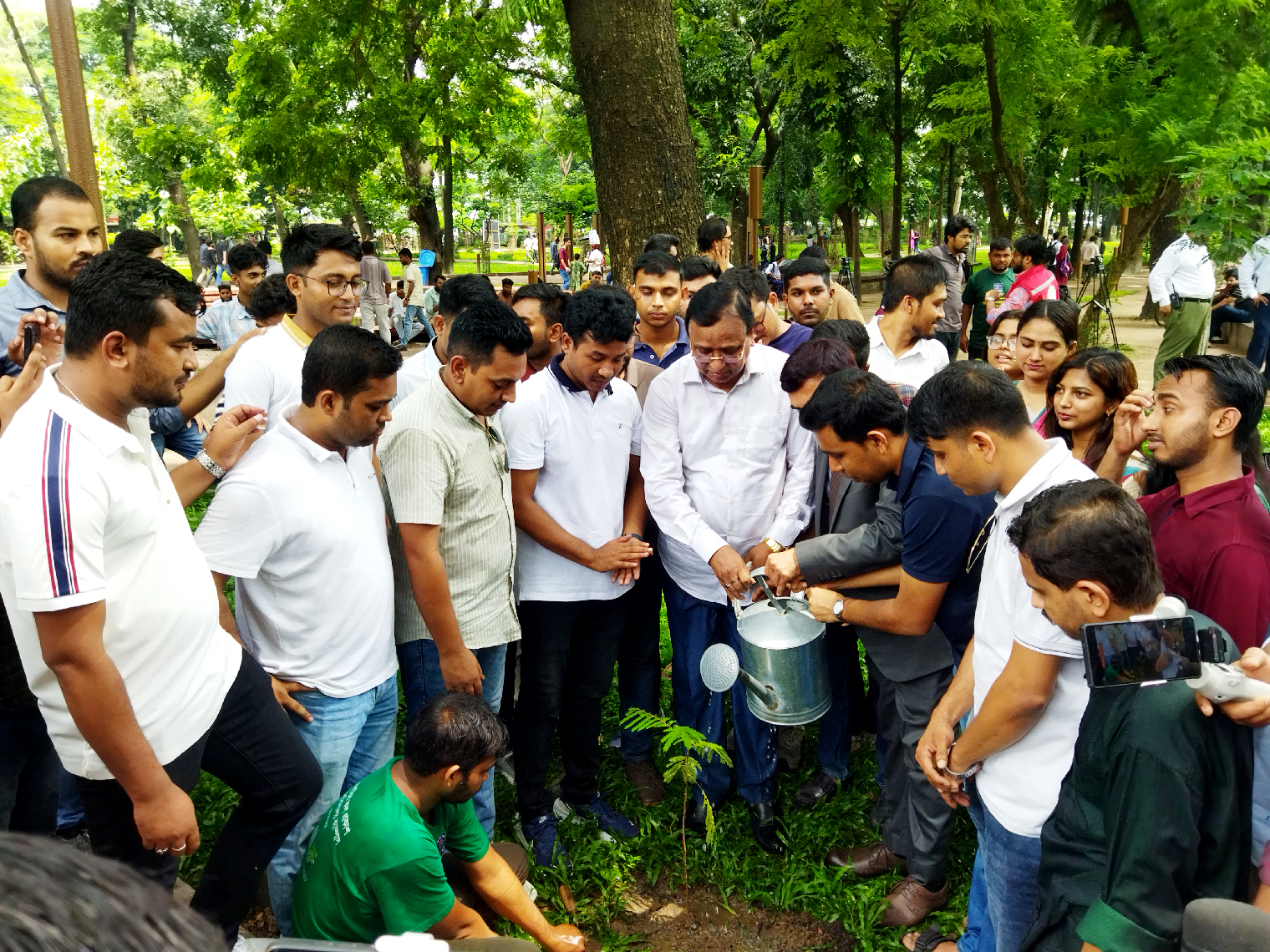 ঢাবিতে ছাত্রদলের বৃক্ষরোপণ কর্মসূচি, উদ্বোধন করলেন ডিএসসিসি প্রশাসক